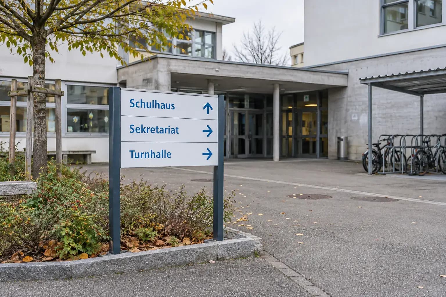 Qualitätskontrolle eines fertigen Schildes bei Fischer Schilder